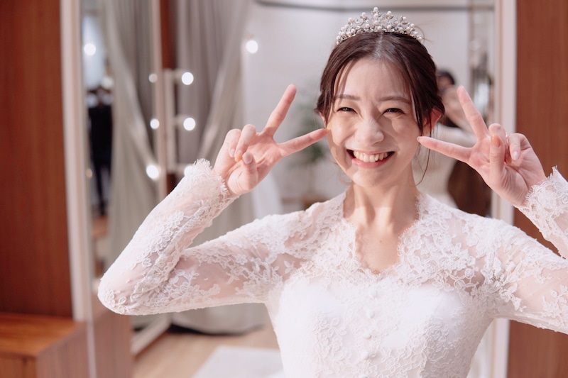 ウエディングドレス姿で笑顔を見せる足立梨花（「私たち結婚しました　2」オフィシャルブログより）