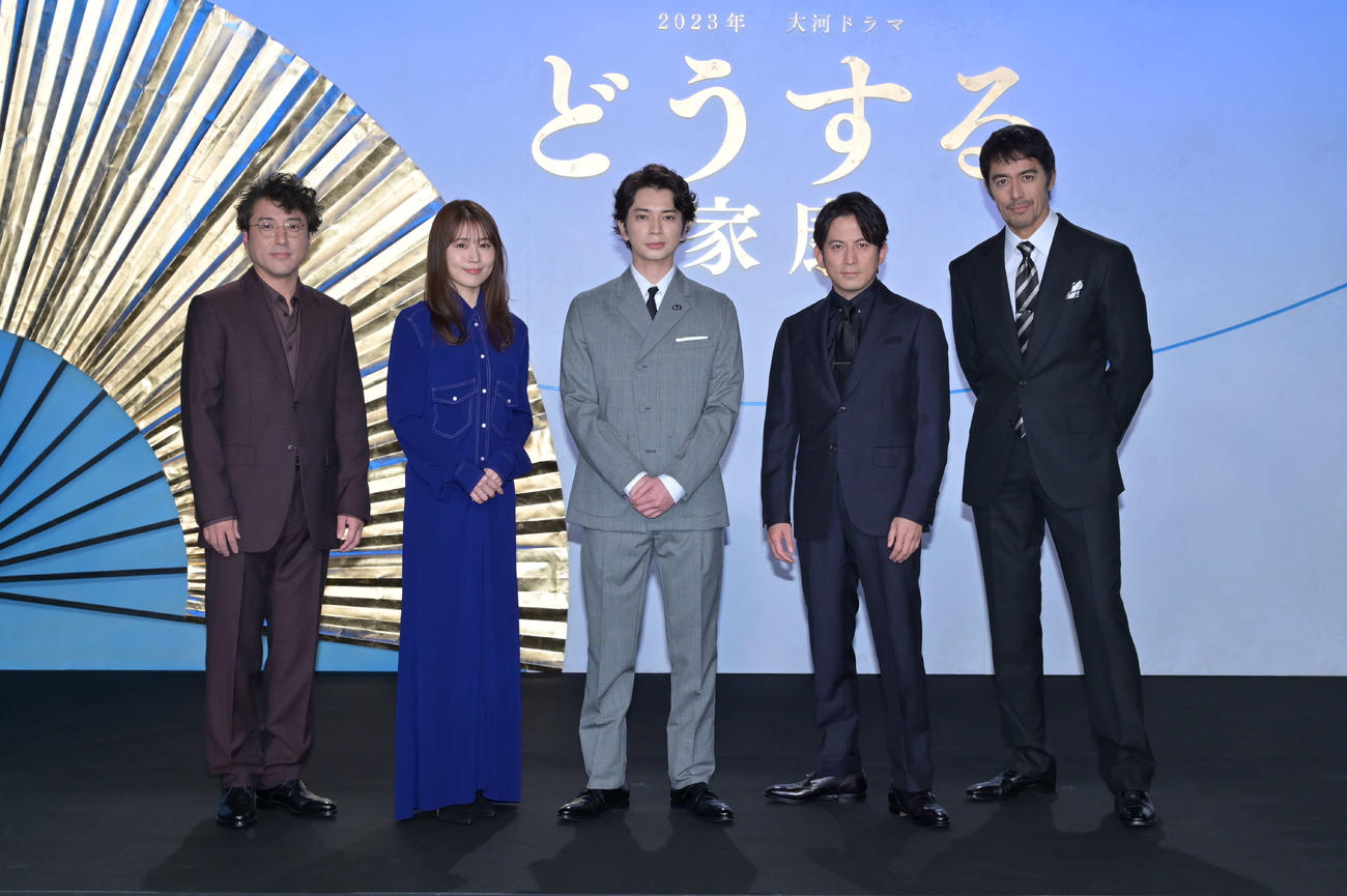 NHK大河ドラマ「どうする家康」の出演者発表会見に出席した、左からムロツヨシ、有村架純、松本潤、岡田准一、阿部寛
