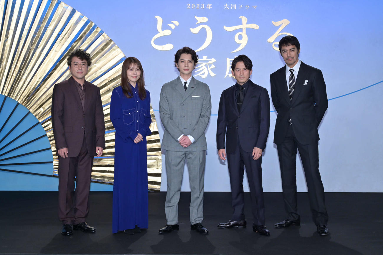 NHK大河ドラマ「どうする家康」の出演者発表会見に出席した、左からムロツヨシ、有村架純、松本潤、岡田准一、阿部寛