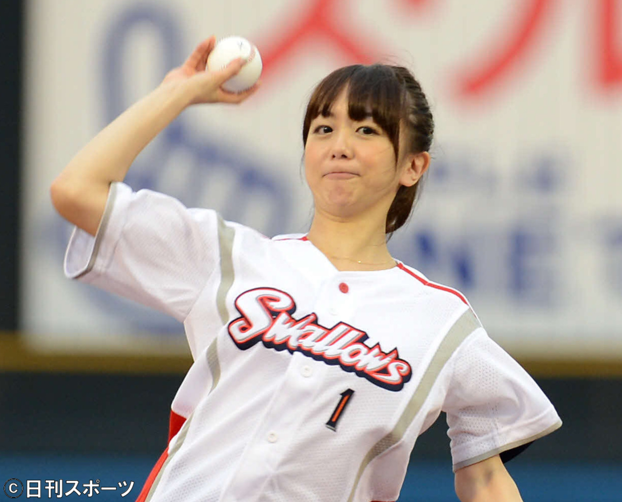 始球式を行う福田萌（2012年7月撮影）
