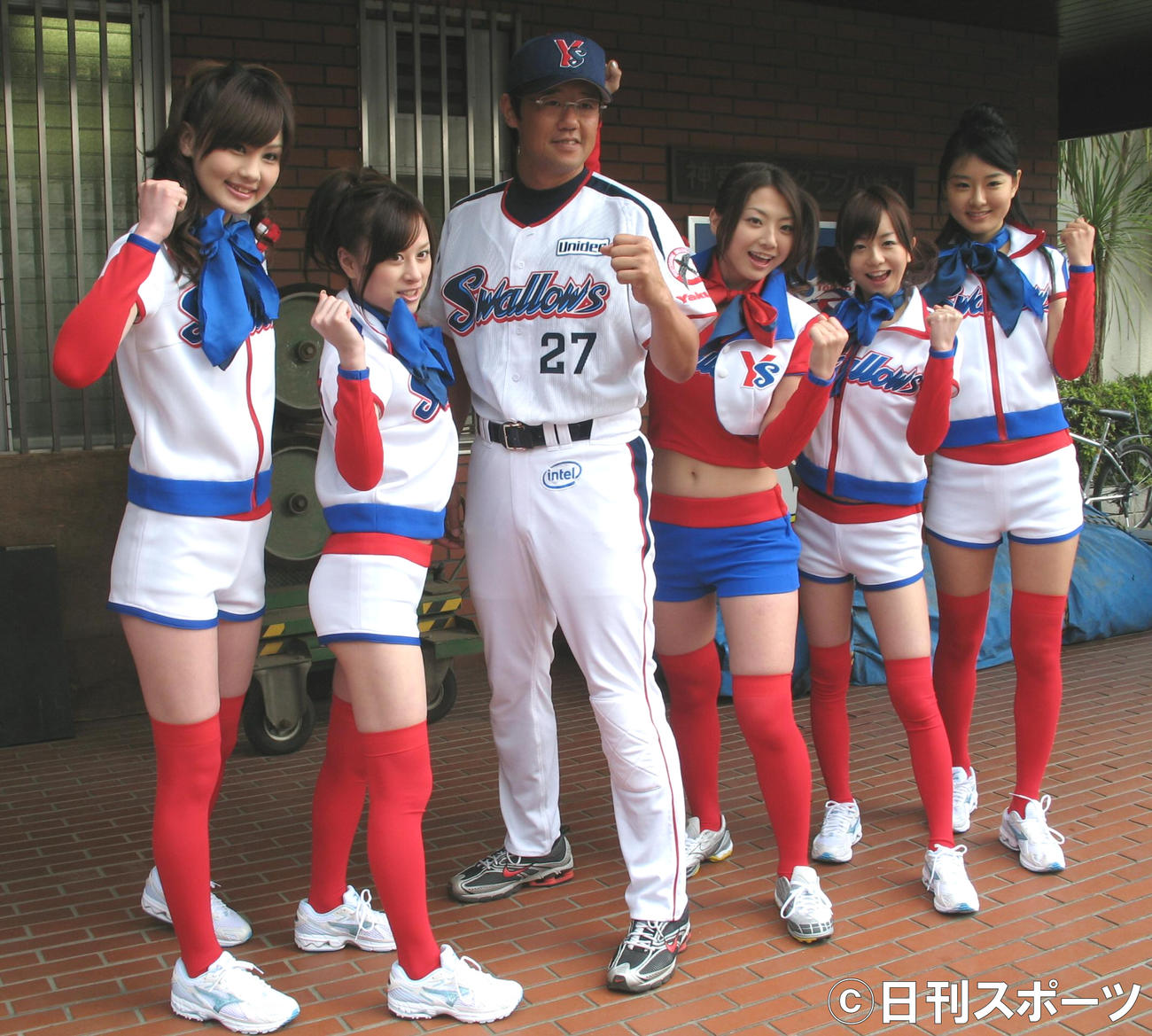 つばめッ娘クラブ結成会見　古田敦也兼任監督が球団公認サポーター「つばめッ娘クラブ」に囲まれてガッツポーズ。左から秦麻里子、中山静香、相沢仁美、福田萌、玄里（07年03月撮影）