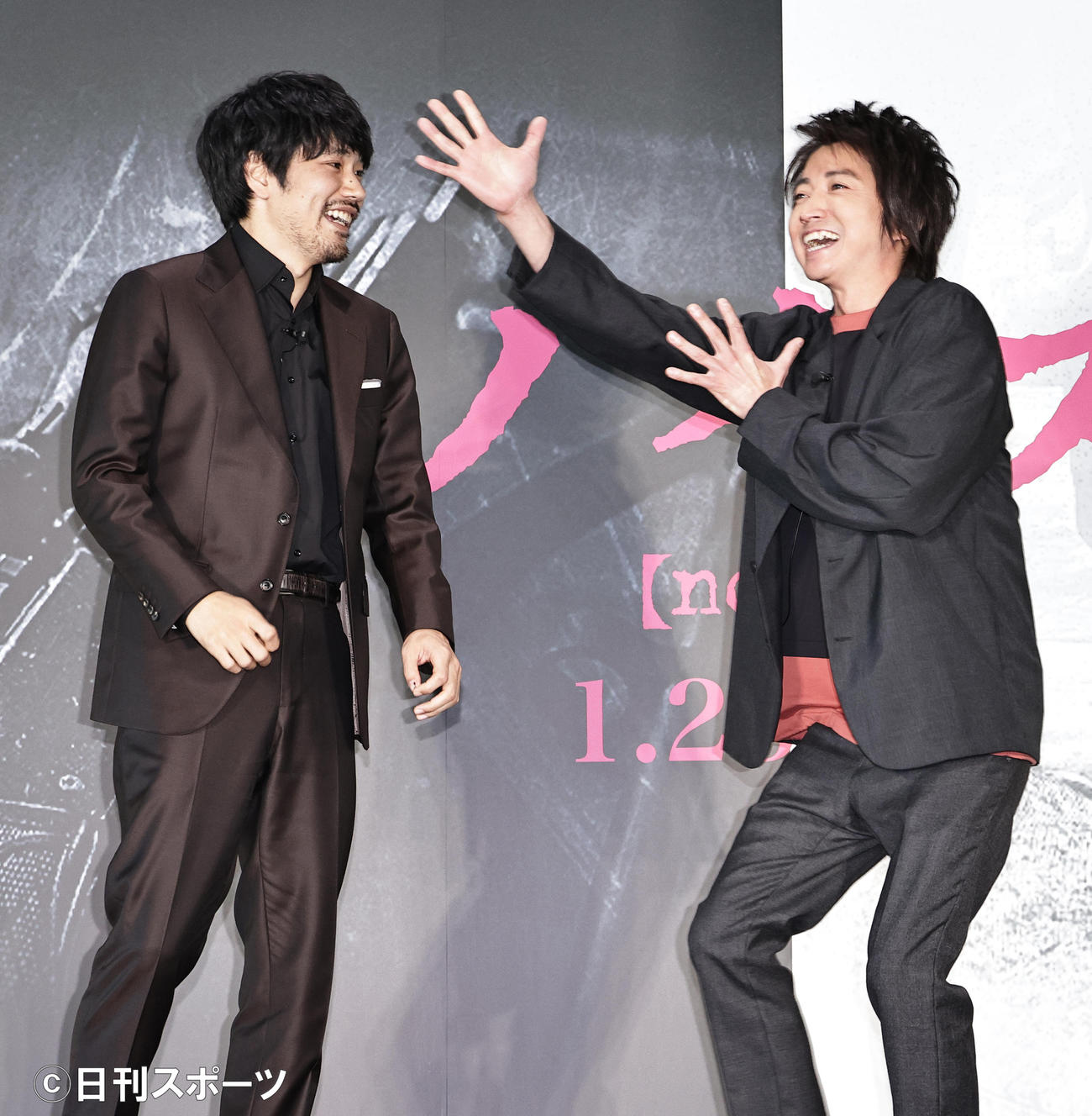映画「ノイズ」のトークイベントでネタバレしそうな松山ケンイチ（左）を制止する藤原竜也（2021年11月撮影）