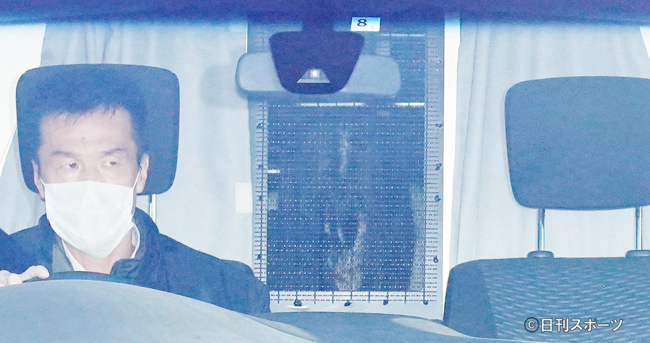 送検のため東京湾岸署を出る鬼束ちひろ容疑者（撮影・菅敏）