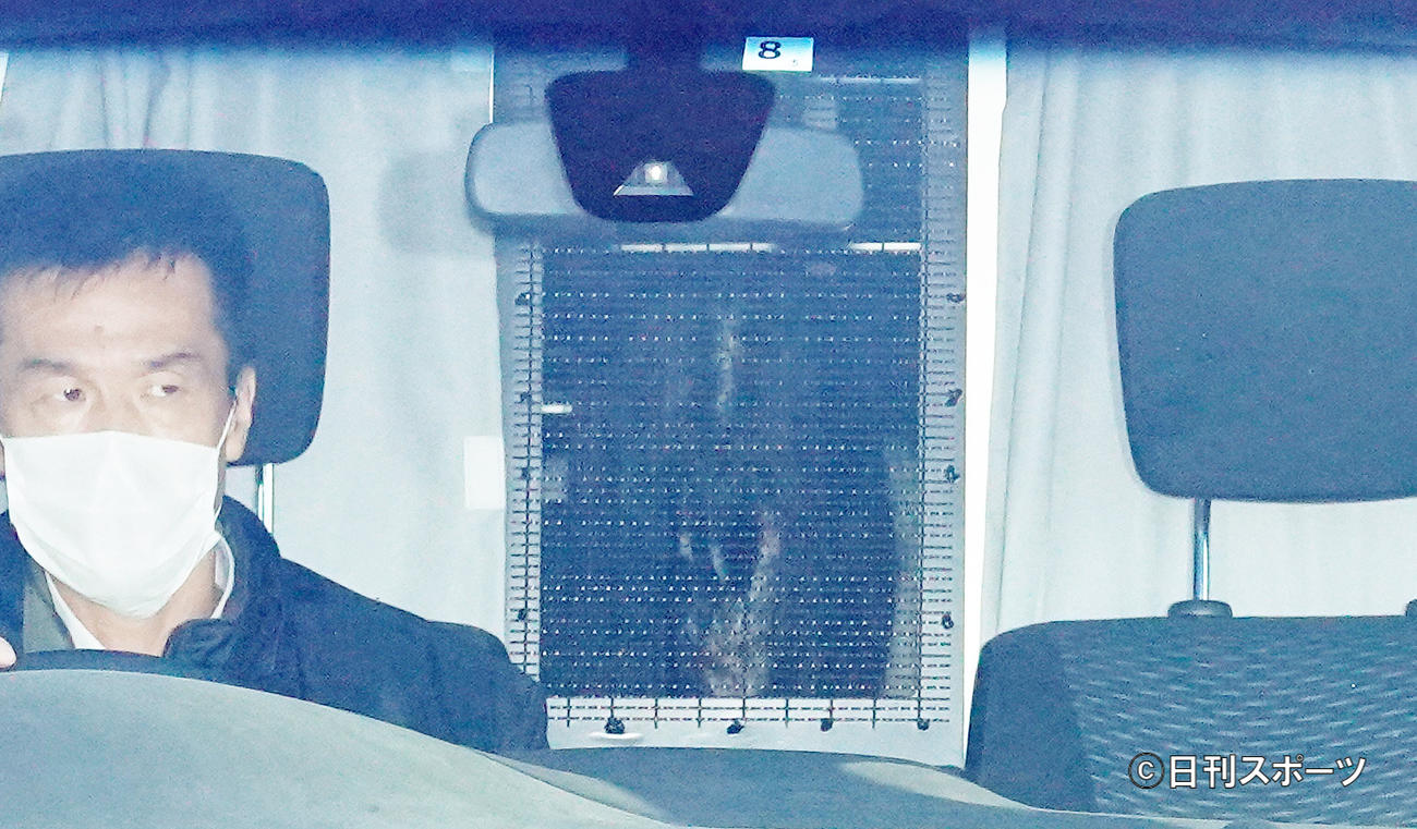 送検のため東京湾岸署を出る鬼束ちひろ容疑者（撮影・菅敏）