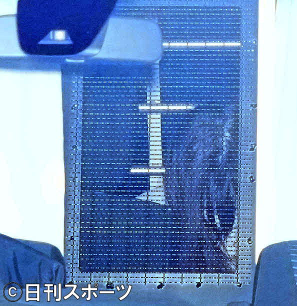 うつむきながら湾岸署を出る鬼束ちひろ容疑者（撮影・横山健太）