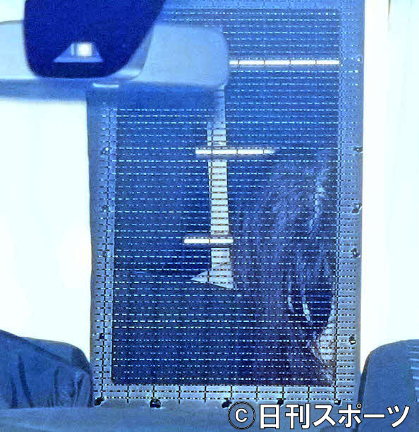 うつむきながら湾岸署を出る鬼束ちひろ容疑者（撮影・横山健太）