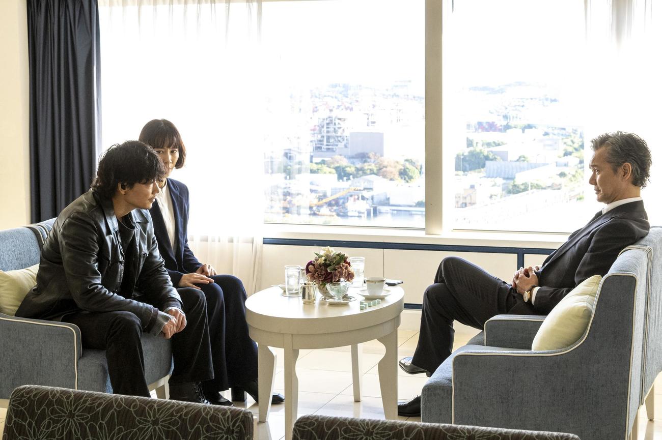アバランチの羽生誠一（綾野剛＝左）と山守美智代（木村佳乃＝中）は官房副長官の大山健吾（渡部篤郎）と相対する（C）カンテレ