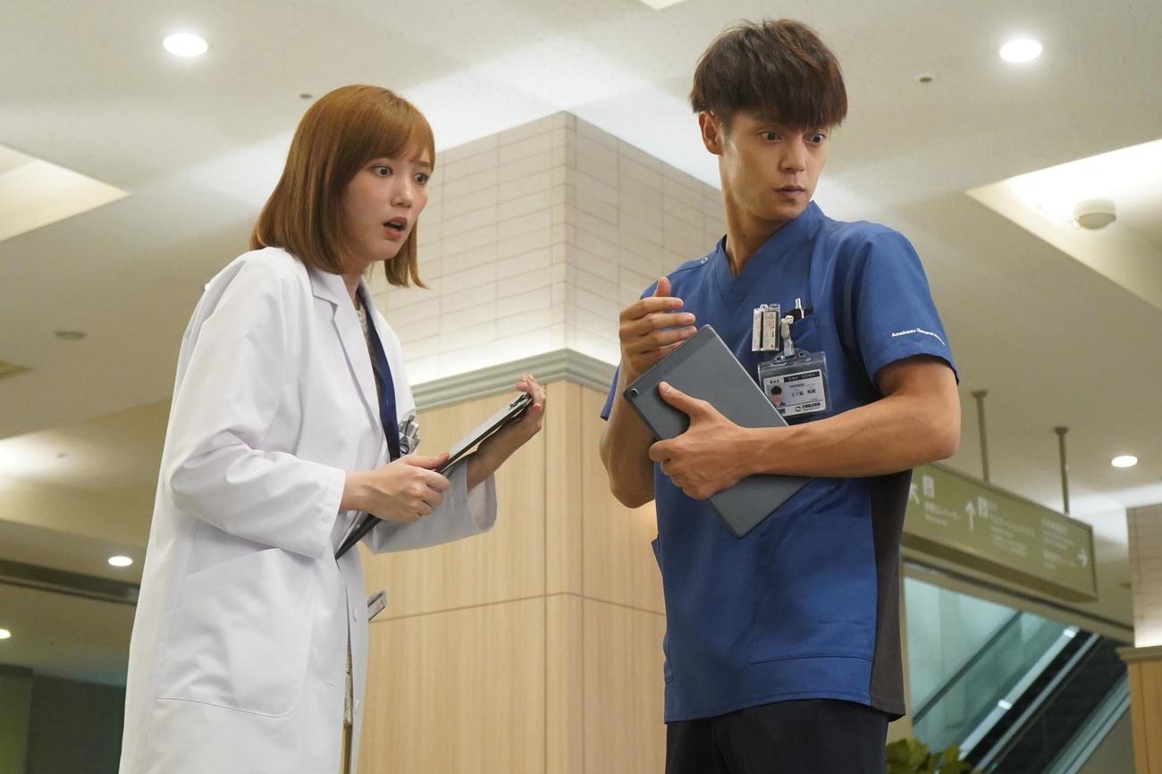 甘春杏（本田翼＝左）と五十嵐唯織（窪田政孝）（C）フジテレビ