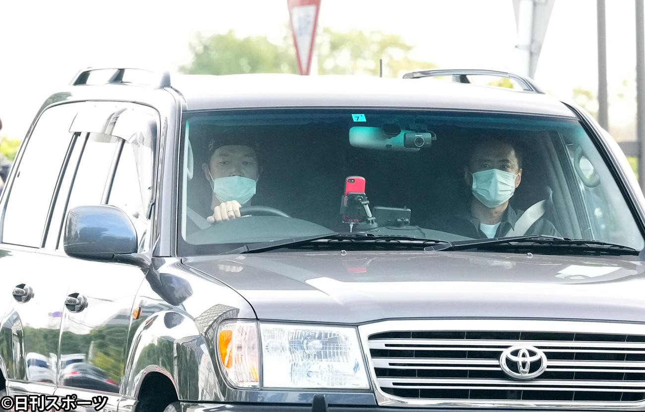 釈放され東京湾岸署を出る、鬼束ちひろを乗せたと思われる車（撮影・菅敏）
