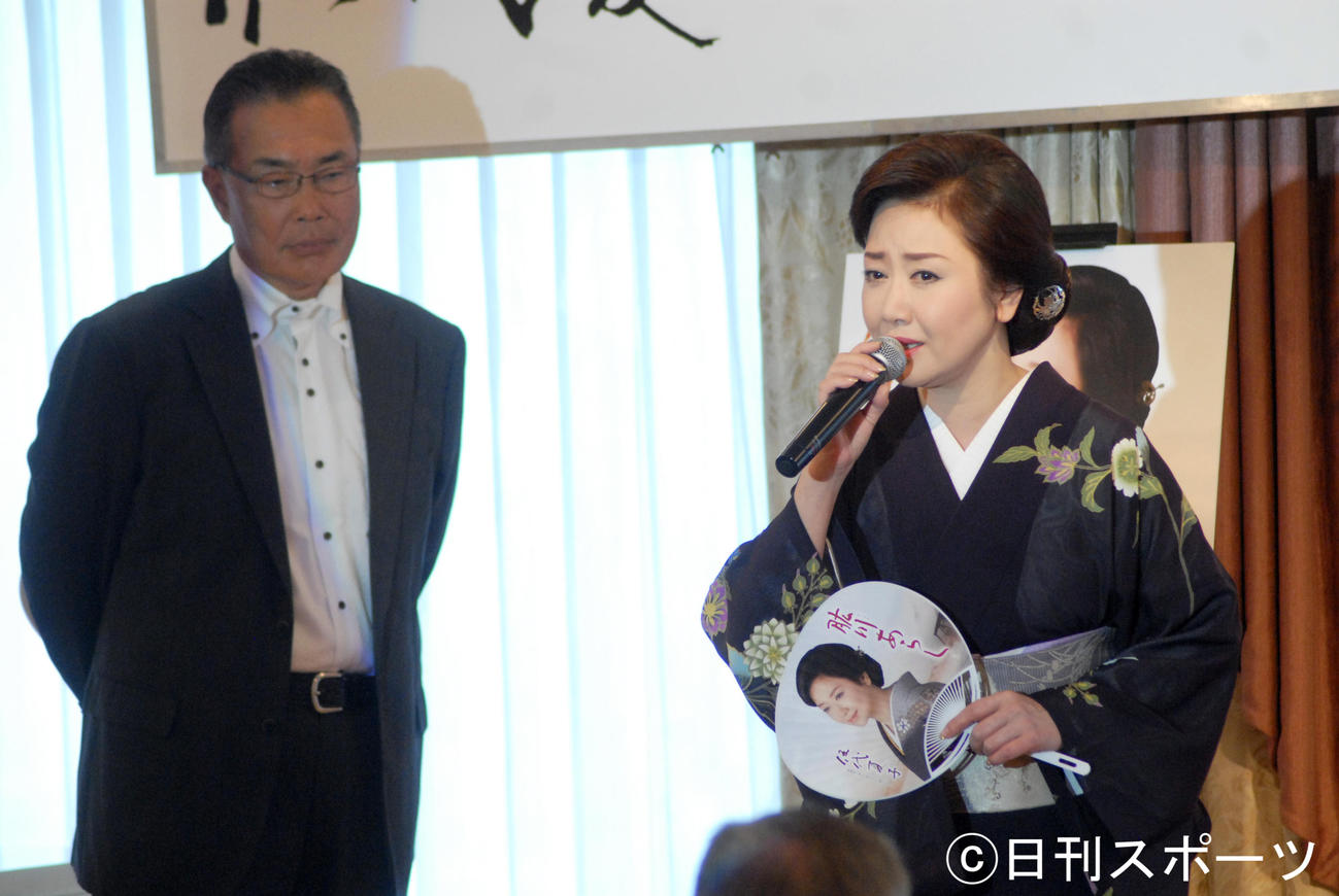 17年6月、「肱川あらし」ロングヒット感謝の集いで同曲を歌う伍代夏子（右）と作詞の喜多條忠さん