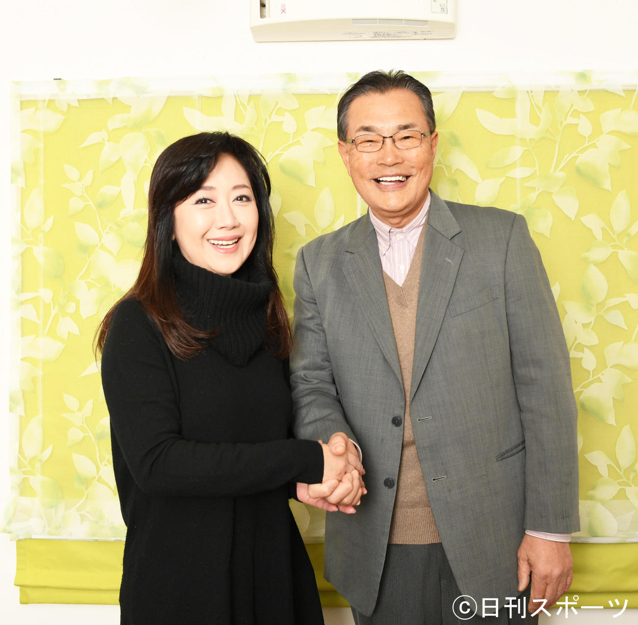 「肱川あらし」で第50回日本作詞大賞で大賞を受賞した作詞家の喜多條忠氏（右）と歌唱者の伍代夏子は笑顔で握手を交わす（2017年12月15日撮影）