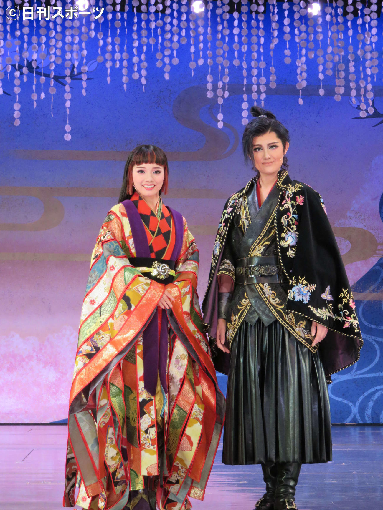 花組約2年ぶり新人公演に主演した希波らいと（右）と、ヒロインを務めた美羽愛（撮影・村上久美子）