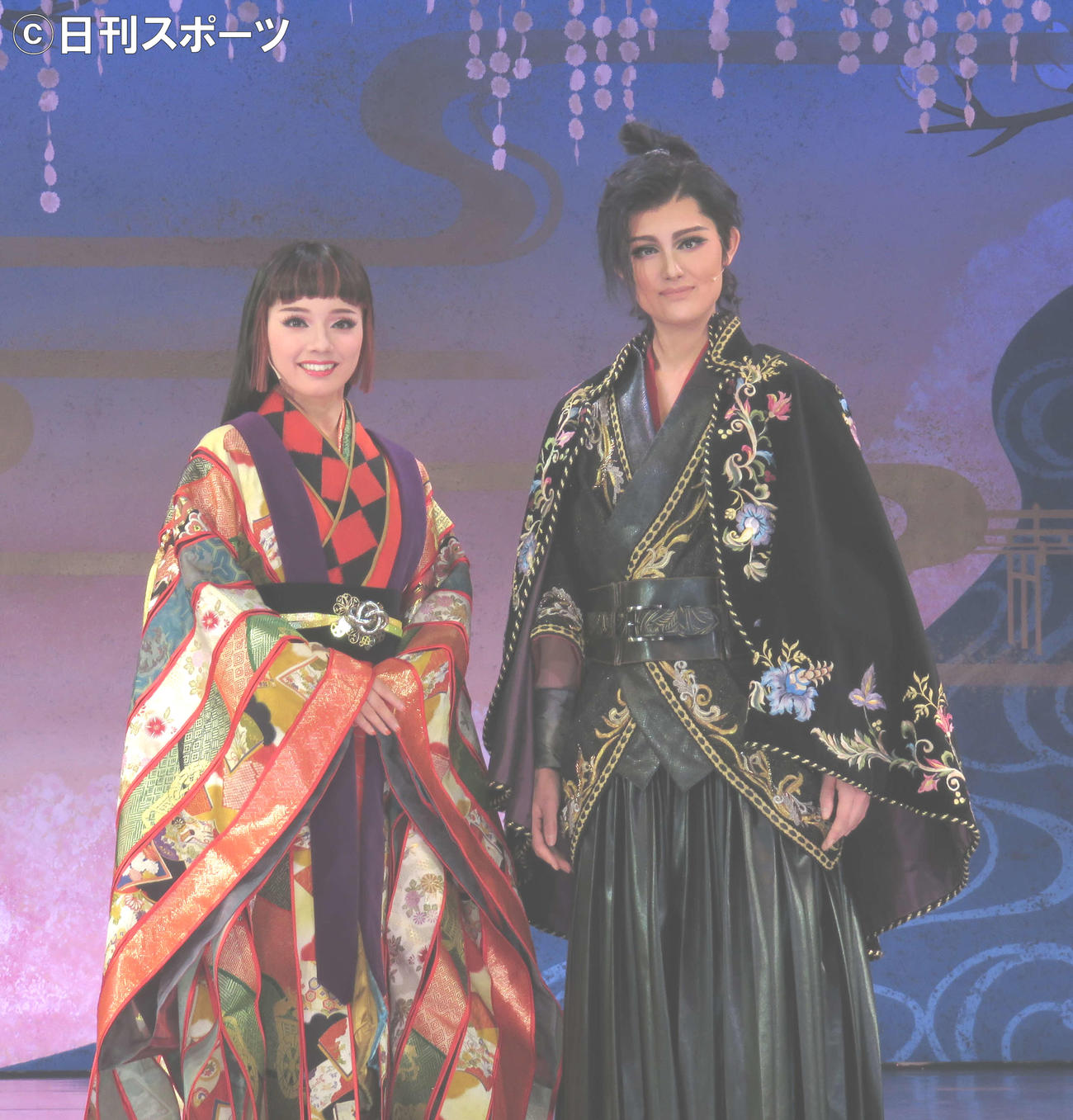 花組約2年ぶり新人公演に主演した希波らいと（右）と、ヒロインを務めた美羽愛（撮影・村上久美子）