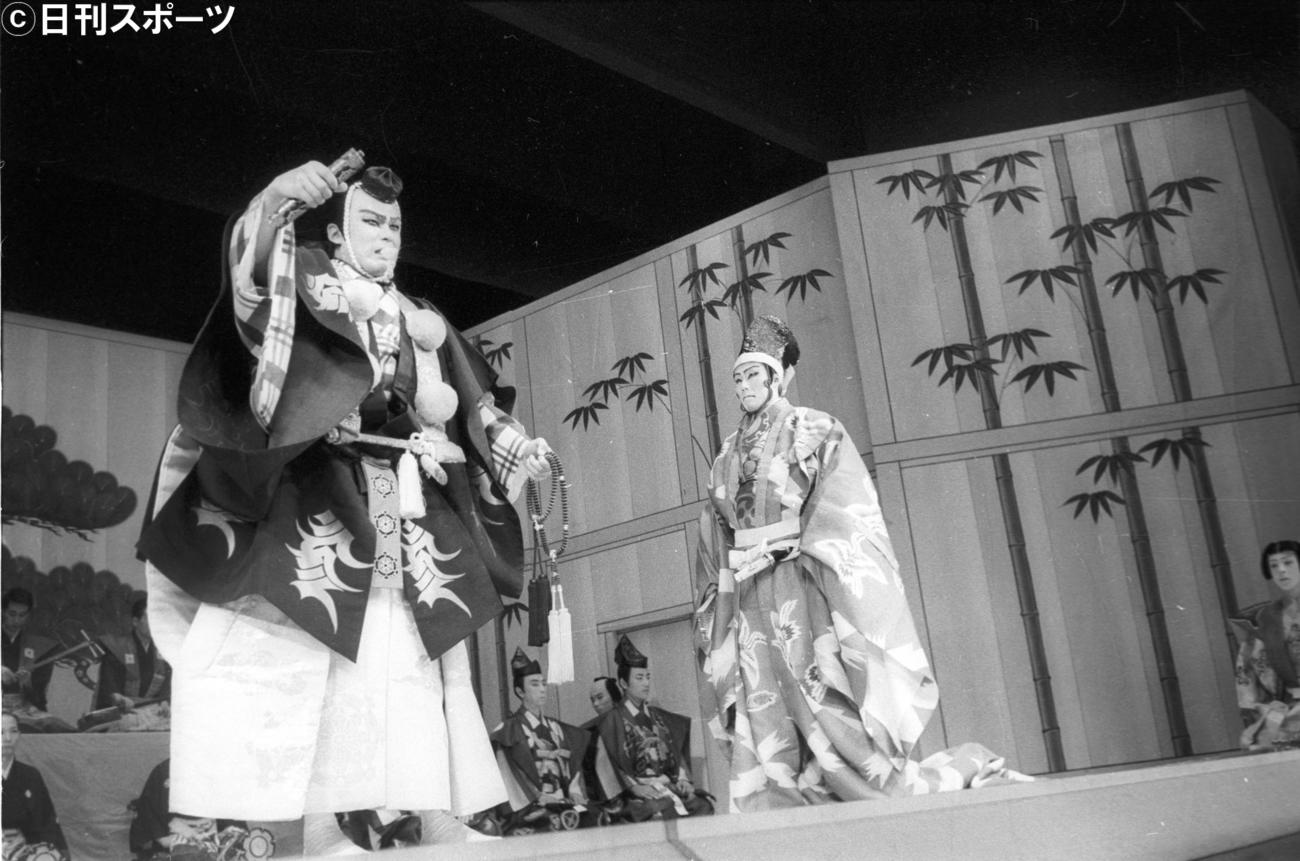67年8月、「勧進帳」で弁慶を演じる6代目市川染五郎（左、現・松本白鸚）と富樫を演じる2代目中村吉右衛門さんの兄弟