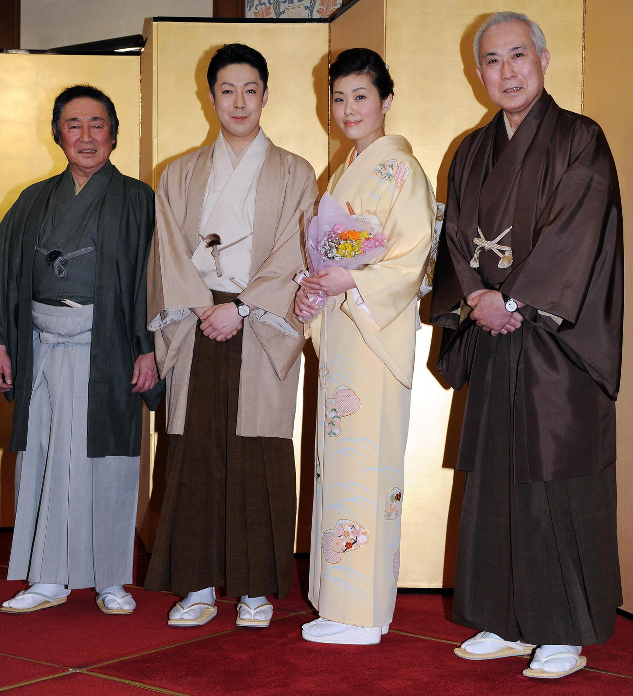 13年1月、尾上菊之助（中央左）と波野瓔子さん（同右）の婚約報告会見で、笑顔を見せる菊之助の父尾上菊五郎（左）と瓔子さんの父中村吉右衛門さん