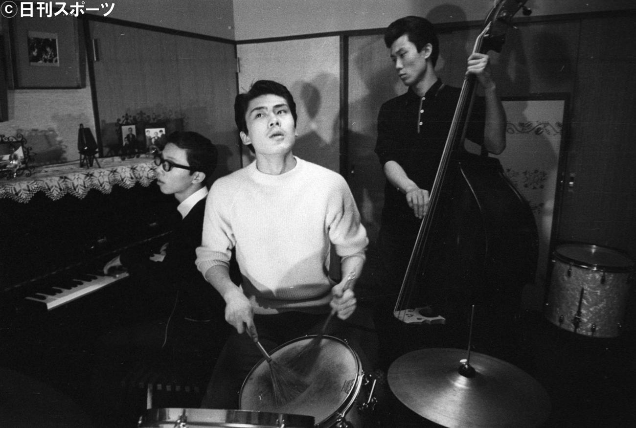 63年5月、兄弟で趣味のバンドを結成し自室でドラムをたたく兄松本白鸚（中央）とベースの中村吉右衛門さん（右）。ピアノは友人の村井邦彦さん