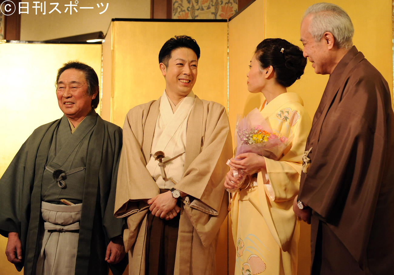 そろって笑顔を見せる尾上菊之助（中央左）と婚約者の波野瓔子さん（中央右）。左は菊之助の父尾上菊五郎、右は瓔子さんの父中村吉右衛門さん（2013年1月撮影）