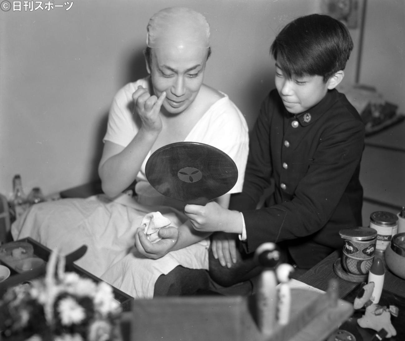 56年1月、父の初代松本白鸚さん（左）と一緒に写真に納まる中村吉右衛門さん