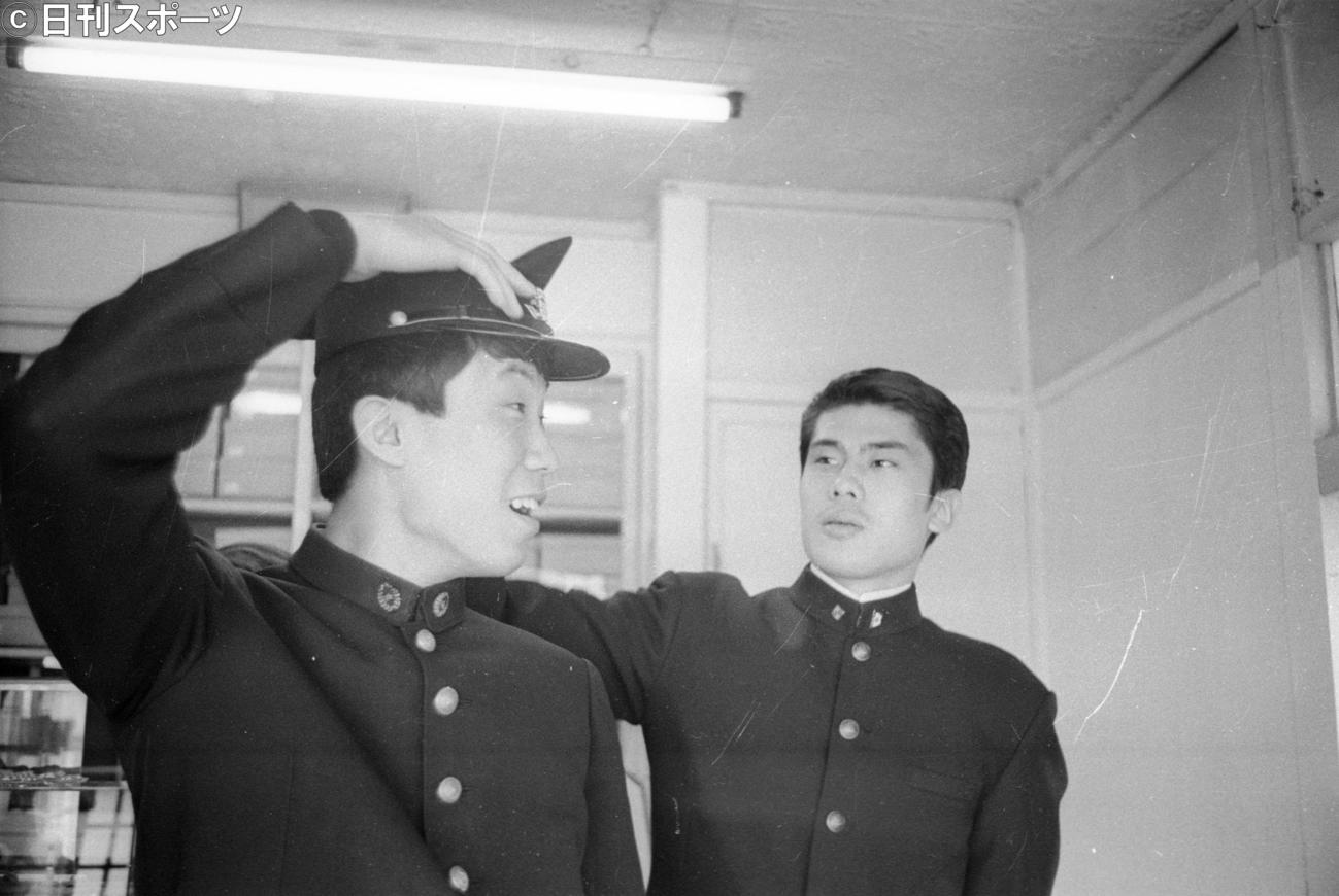 63年3月、早大文学部仏文科に合格し、先輩（演劇科）の兄松本白鸚（右）に角帽をかぶせてもらい照れる中村吉右衛門さん