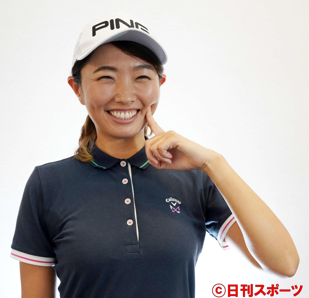 渋野日向子のものまねをする東塚菜実子（2020年8月撮影）
