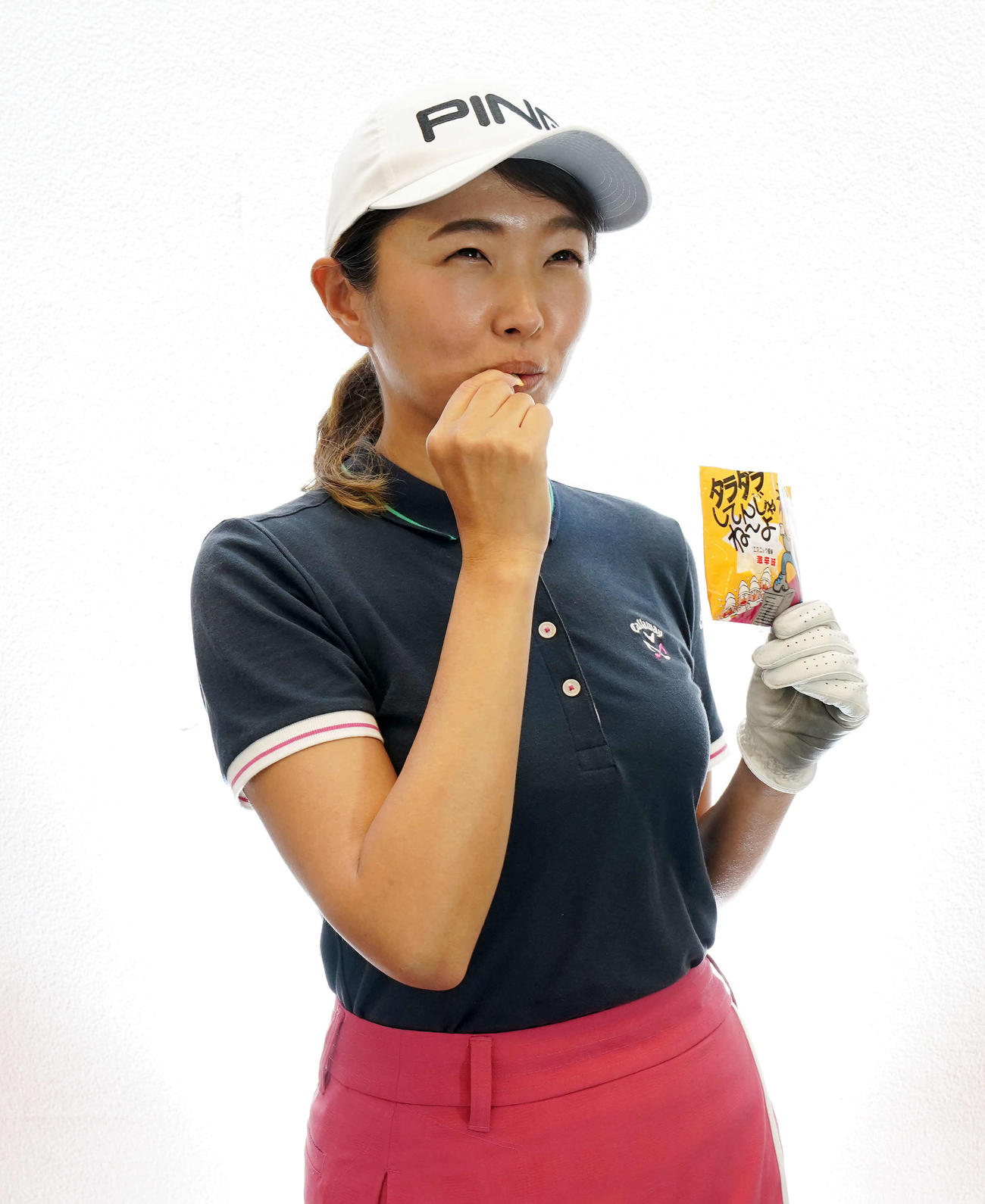女子ゴルフ渋野日向子のものまねをする東塚菜実子（20年8月12日撮影）