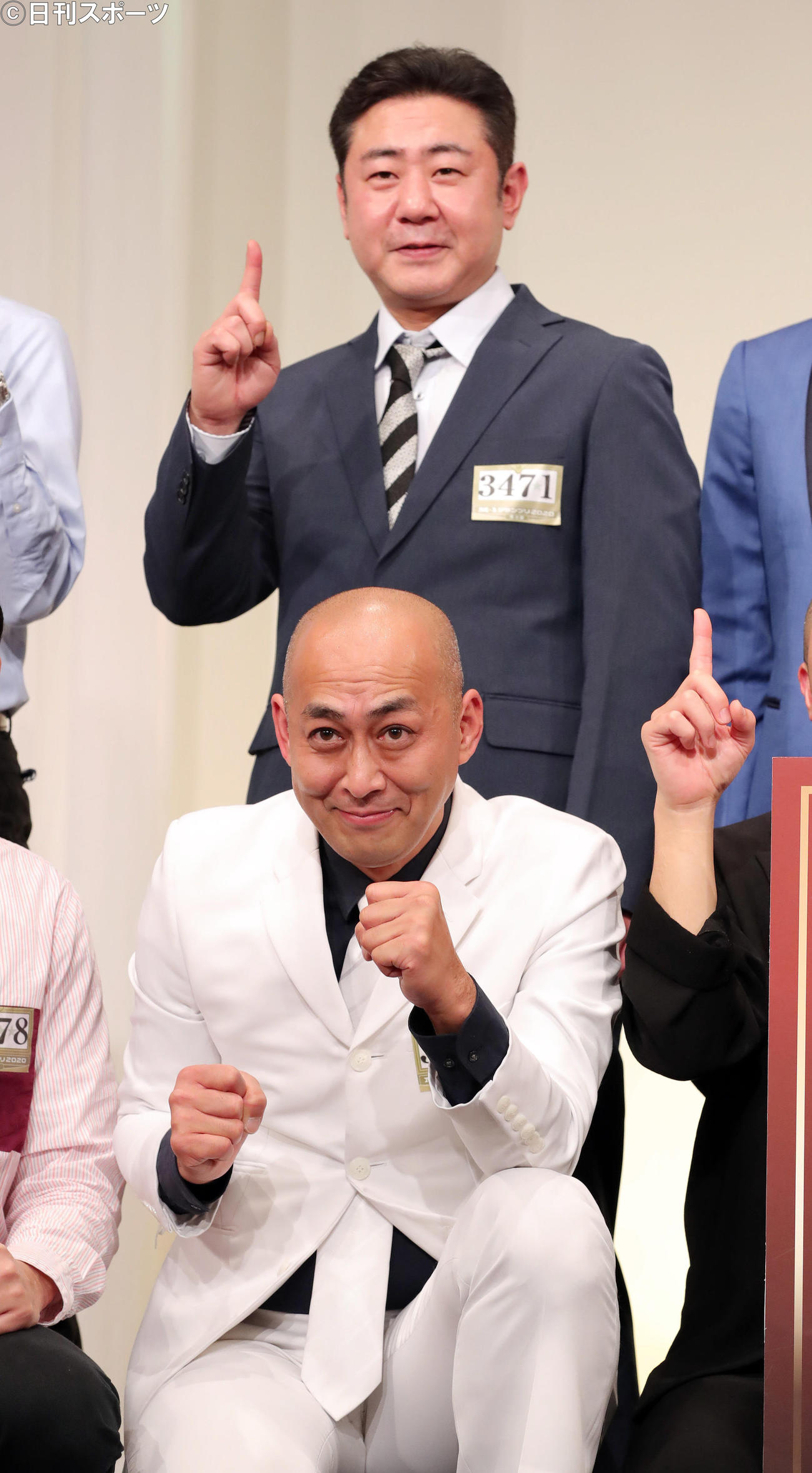 錦鯉の長谷川雅紀（手前）と渡辺隆＝2020年12月