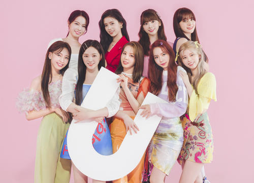 NiziU。左上から時計回りに、AYAKA、RIMA、MIIHI、NINA、RIKU、MAYA、MAKO、RIO、MAYUKA