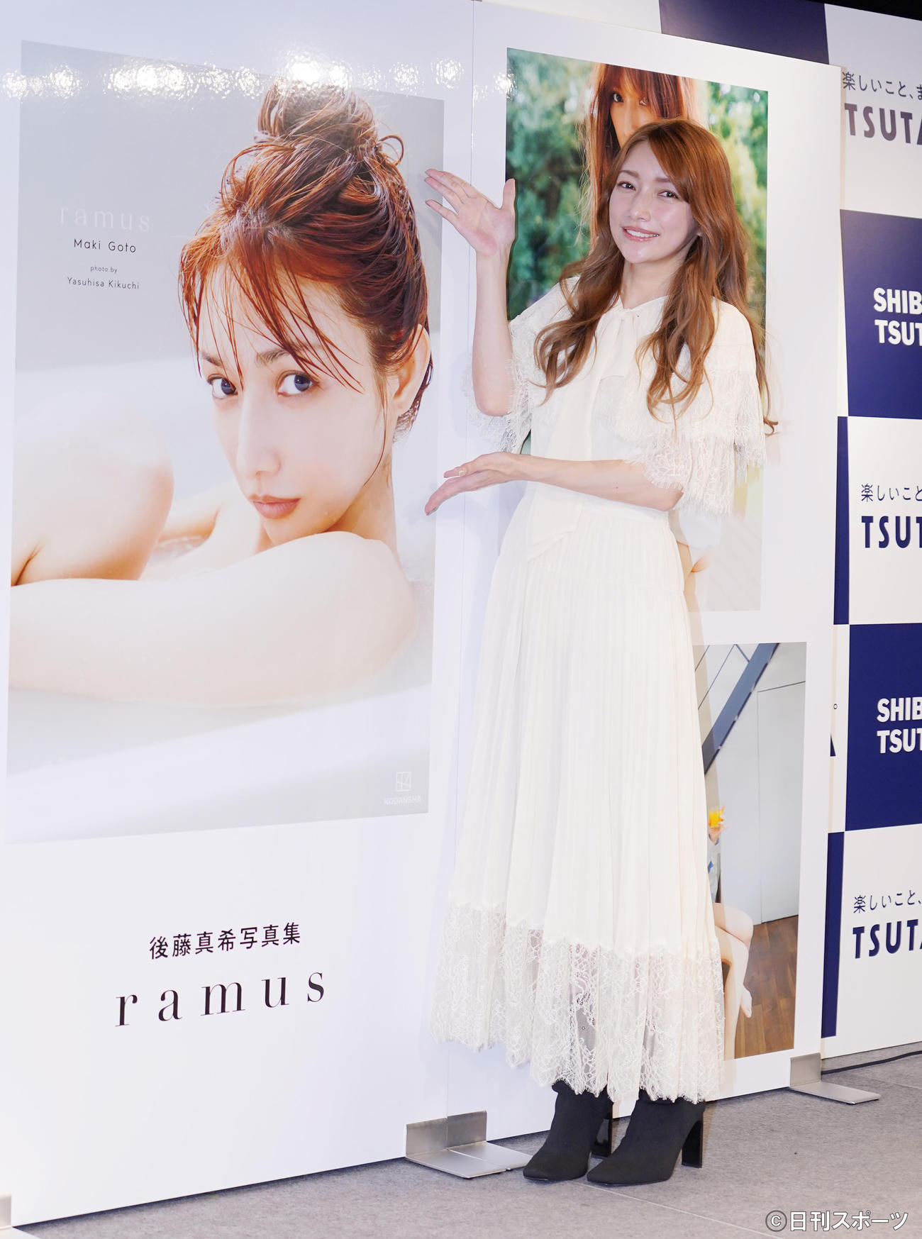 写真集出版記念フォトセッション＆トークショーで自身の写真の横でポーズをとる後藤真希（撮影・菅敏）