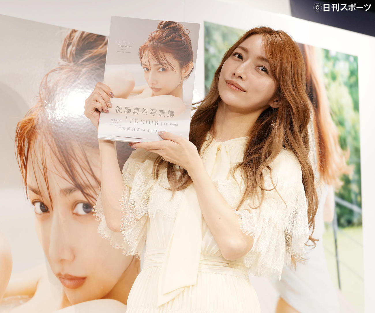 出版される写真集を手に笑顔を見せる後藤真希（撮影・菅敏）