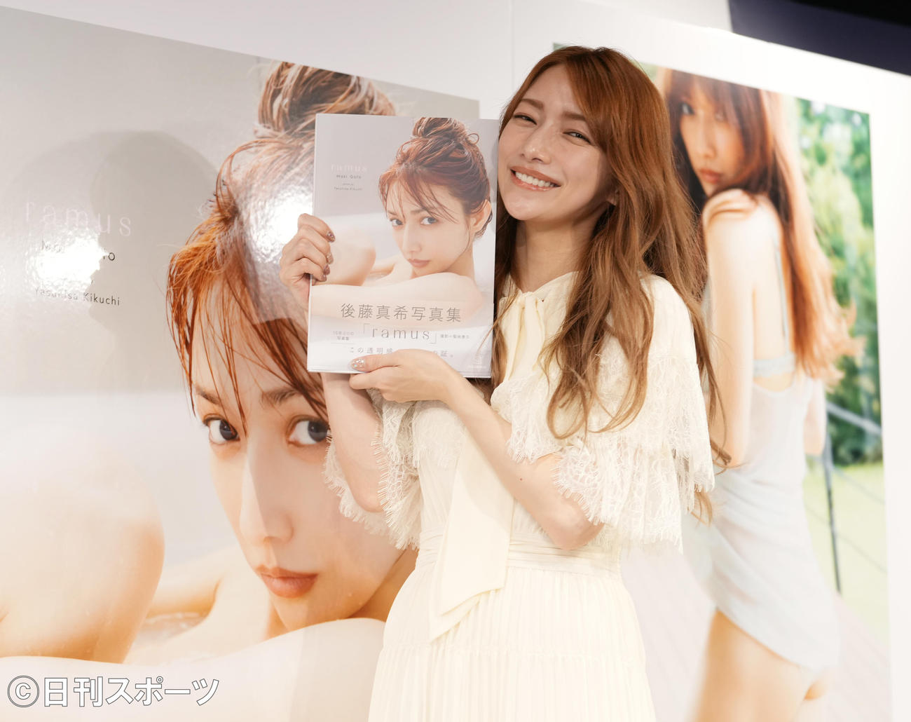 出版される写真集を手に笑顔を見せる後藤真希（撮影・菅敏）