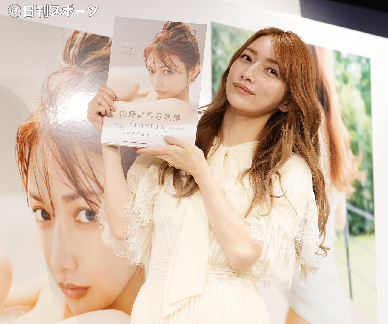 出版される写真集を手に笑顔を見せる後藤真希（撮影・菅敏）