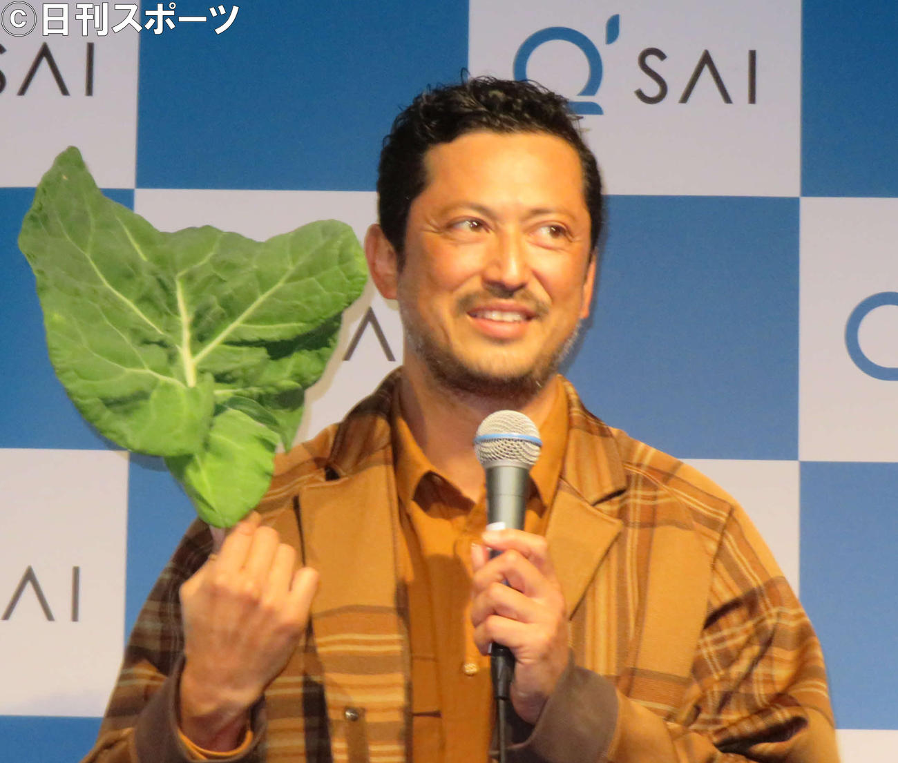キューサイ「ケール青汁40周年記念事業発表会」で、ケールを手に、笑顔の池内博之（撮影・村上幸将）
