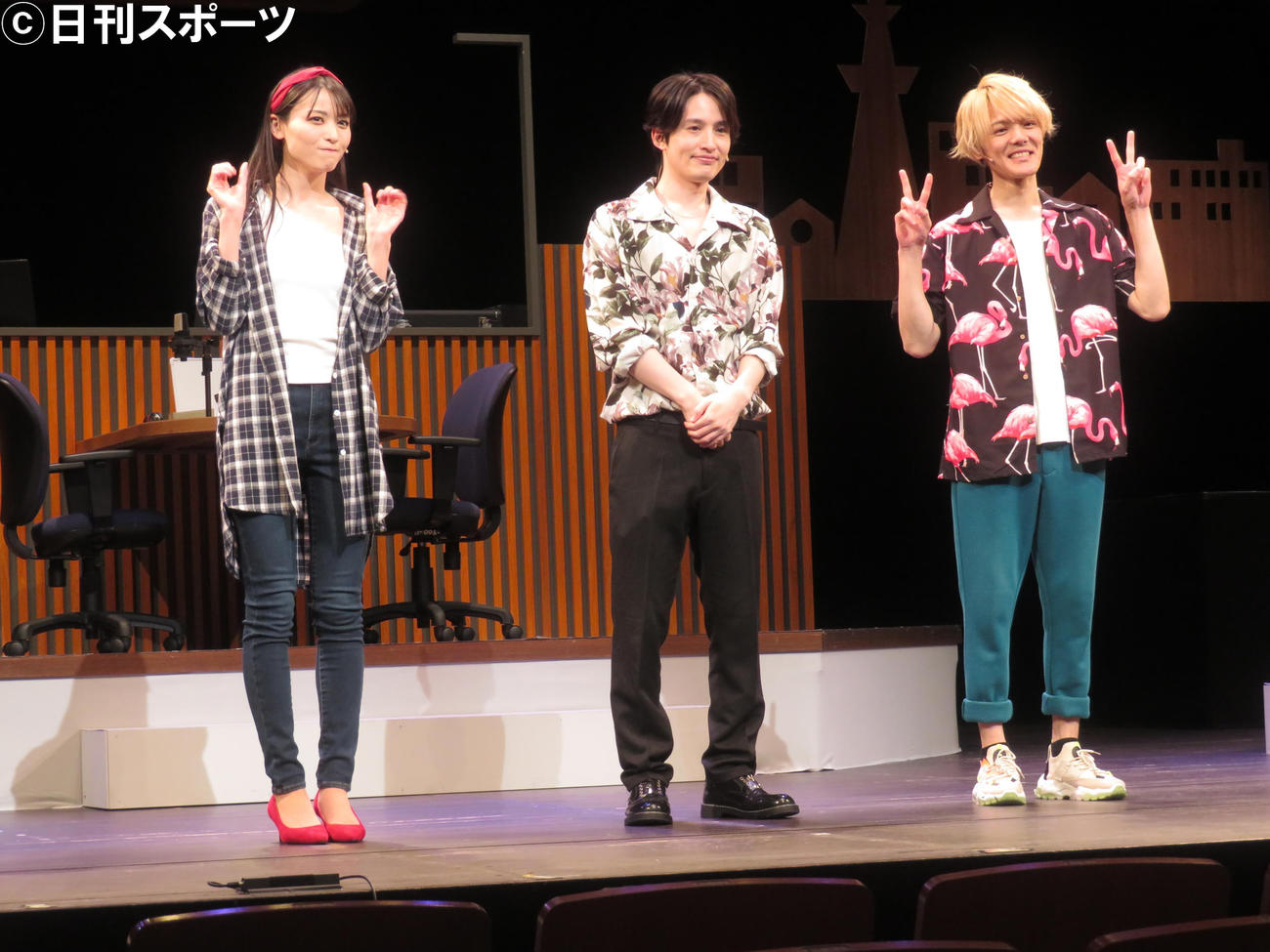 朗読劇「リクエストをよろしく」に出演する（左から）矢島舞美、浜中文一、室龍太（撮影・横山慧）
