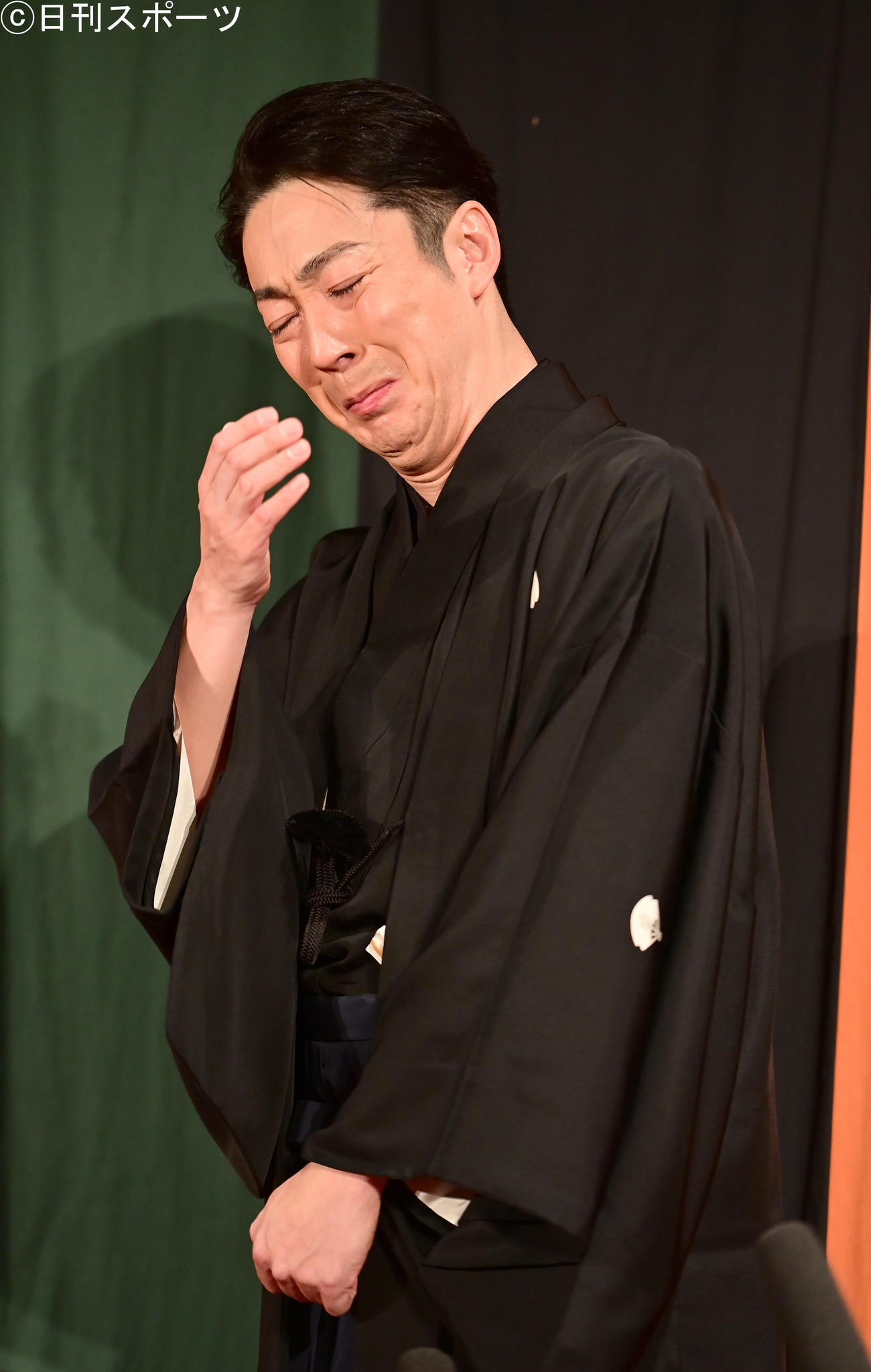 涙をこらえながら亡くなった義父・中村吉右衛門さんとの思い出を語る尾上菊之助（撮影・小沢裕）