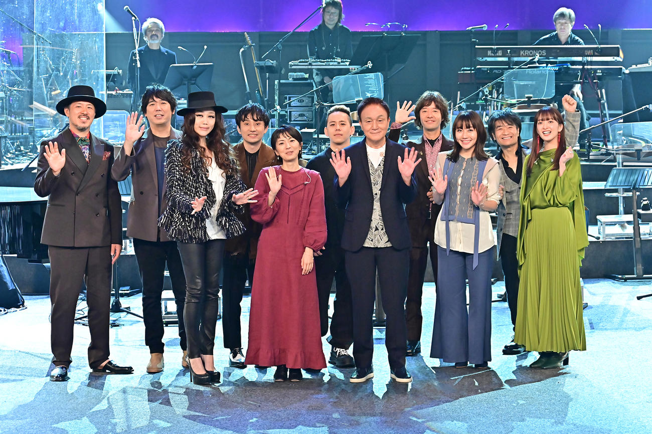 TBS系「クリスマスの約束」の収録に参加した、前列左からJUJU、熊木杏里、小田和正、矢井田瞳、長屋晴子、後列左から常田真太郎、大橋卓弥、水野良樹、清水翔太、和田唱、根本要