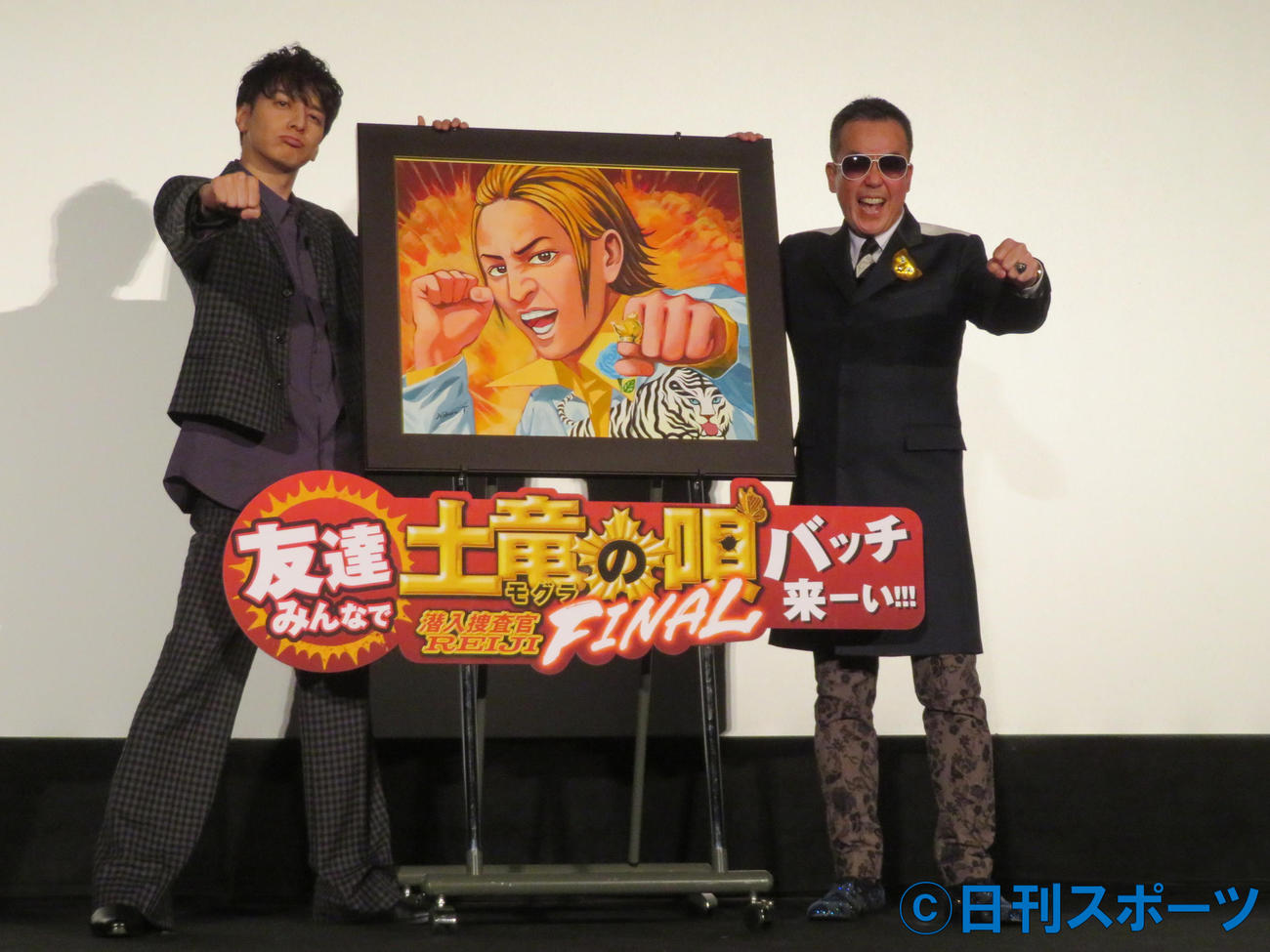 映画「土竜の唄　FINAL」公開記念舞台あいさつで、原作の高橋のぼる氏（右）から直筆イラストを贈られた生田斗真（撮影・村上幸将）