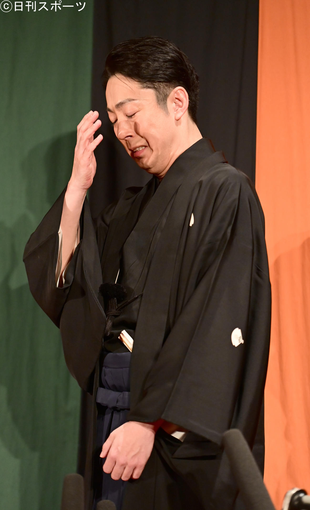 涙をこらえながら亡くなった義父・中村吉右衛門さんとの思い出を語る尾上菊之助（撮影・小沢裕）