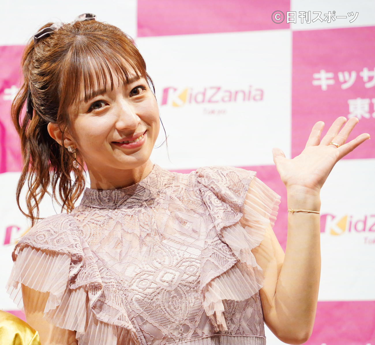 キッザニア東京「マジックショー」のリニューアルイベントに登壇した辻希美（撮影・佐藤勝亮）