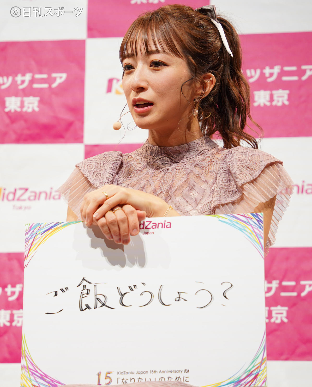 キッザニア東京「マジックショー」のリニューアルイベントに登壇し、今年の流行語を明かした辻希美（撮影・佐藤勝亮）