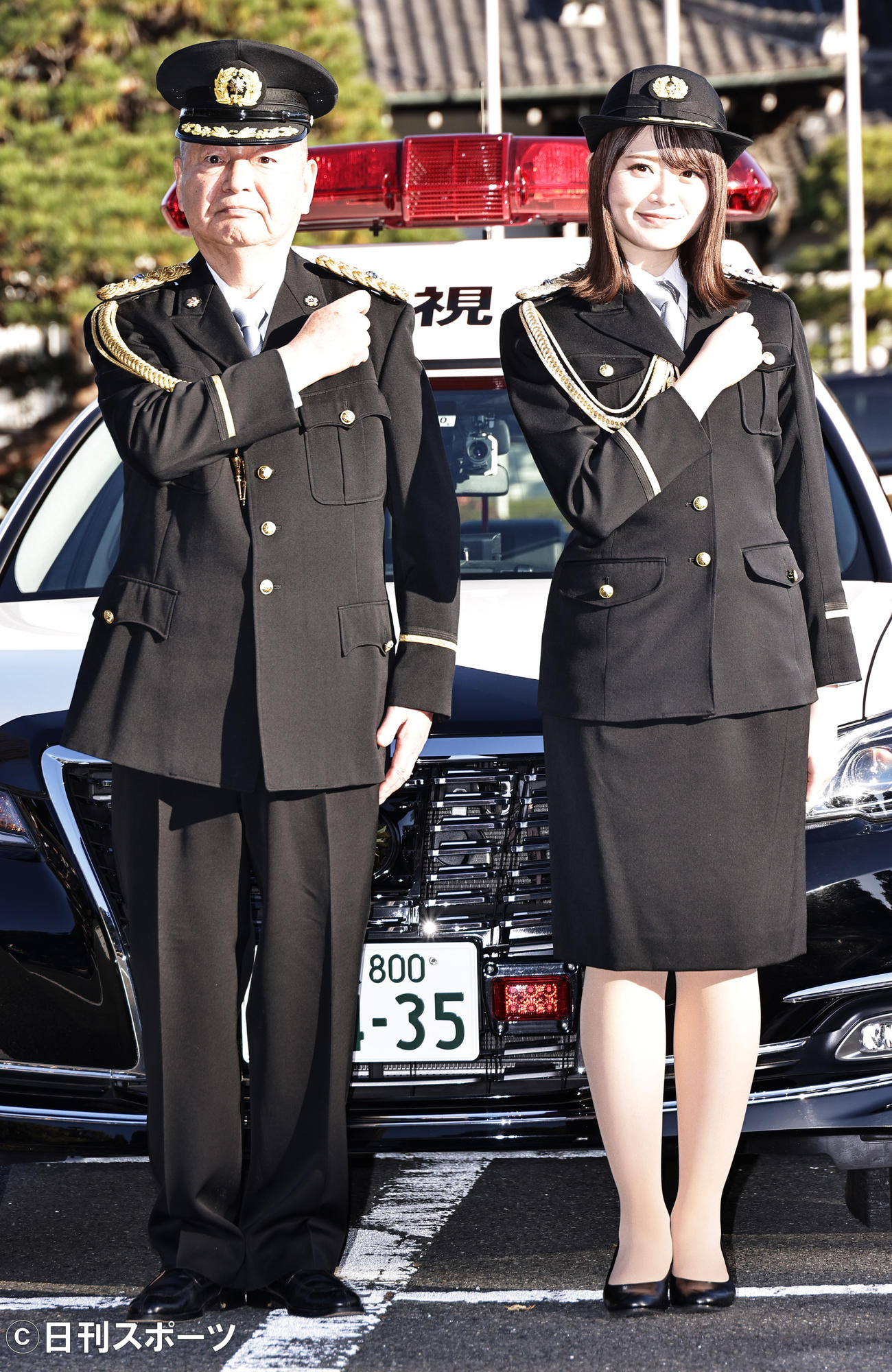 「ストップ・オレオレ詐欺47～家族の絆作戦～」プロジェクトチームのメンバーとしてパトカー広報に出発する吉原朝馬（左）と乃木坂46山崎怜奈（撮影・中島郁夫）