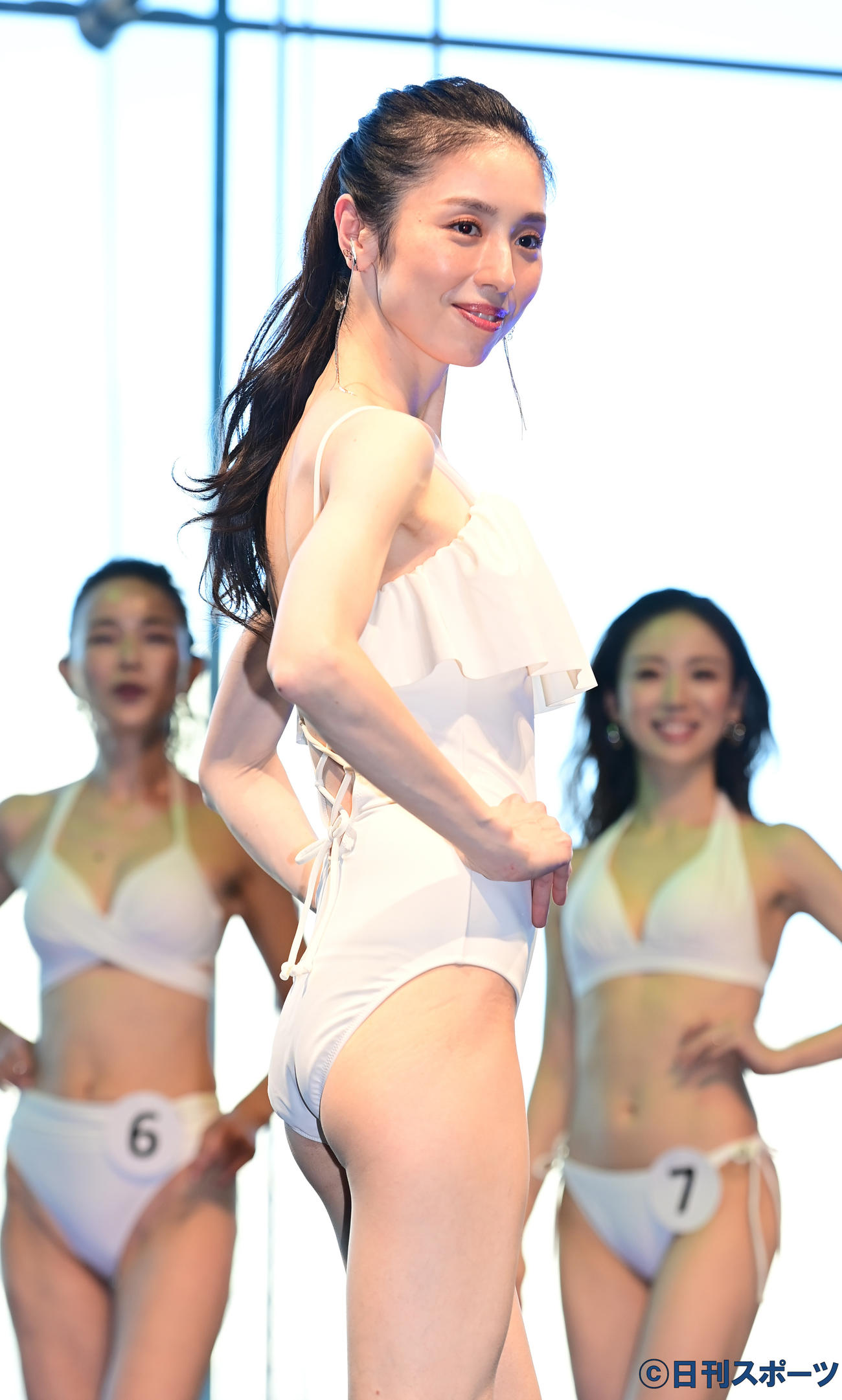 「第12回国民的美魔女コンテスト」最終選考会の水着審査に臨む中世古有菜さん（撮影・小沢裕）