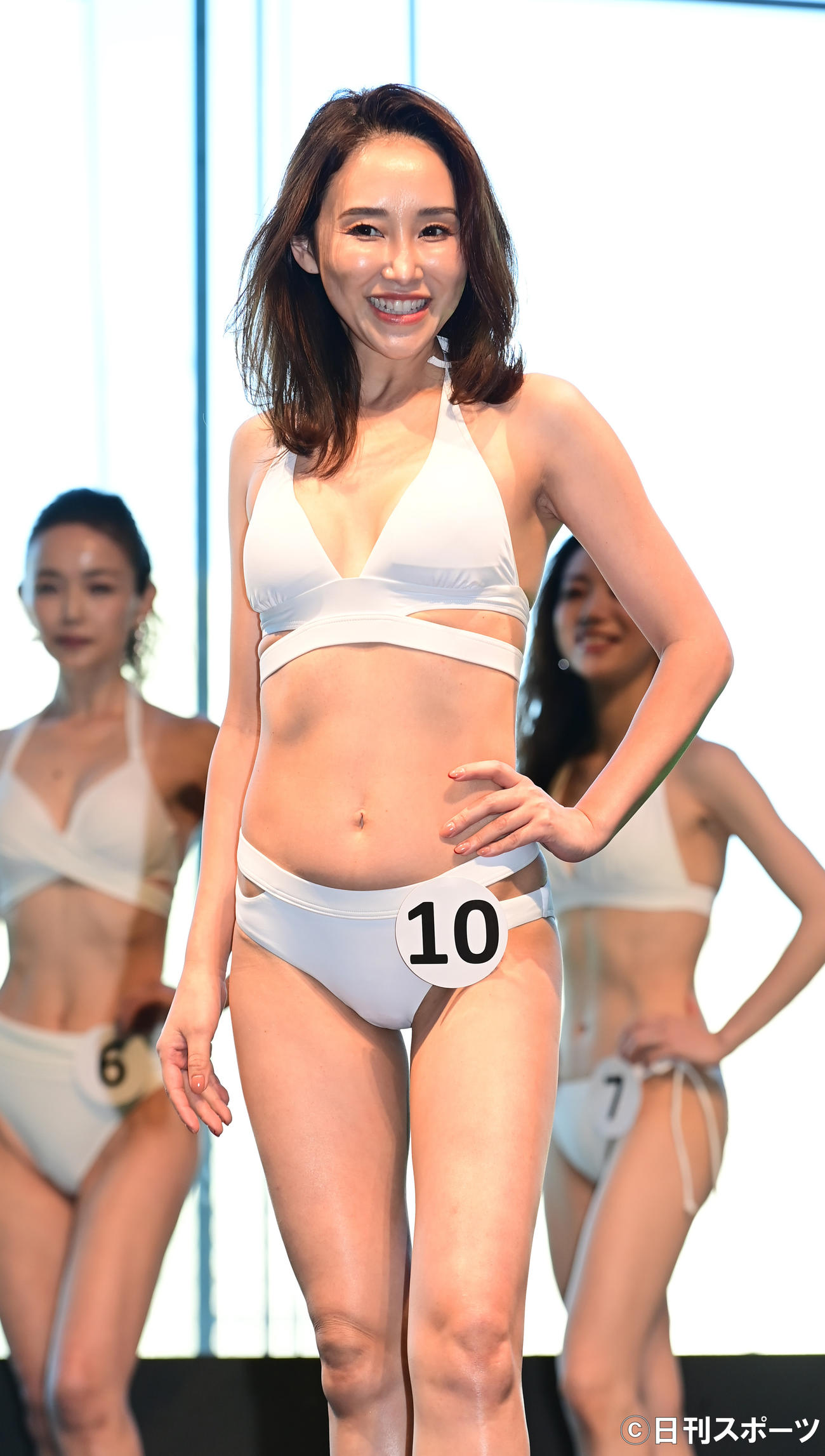「第12回国民的美魔女コンテスト」最終選考会の水着審査に臨む深沢朱音さん（撮影・小沢裕）
