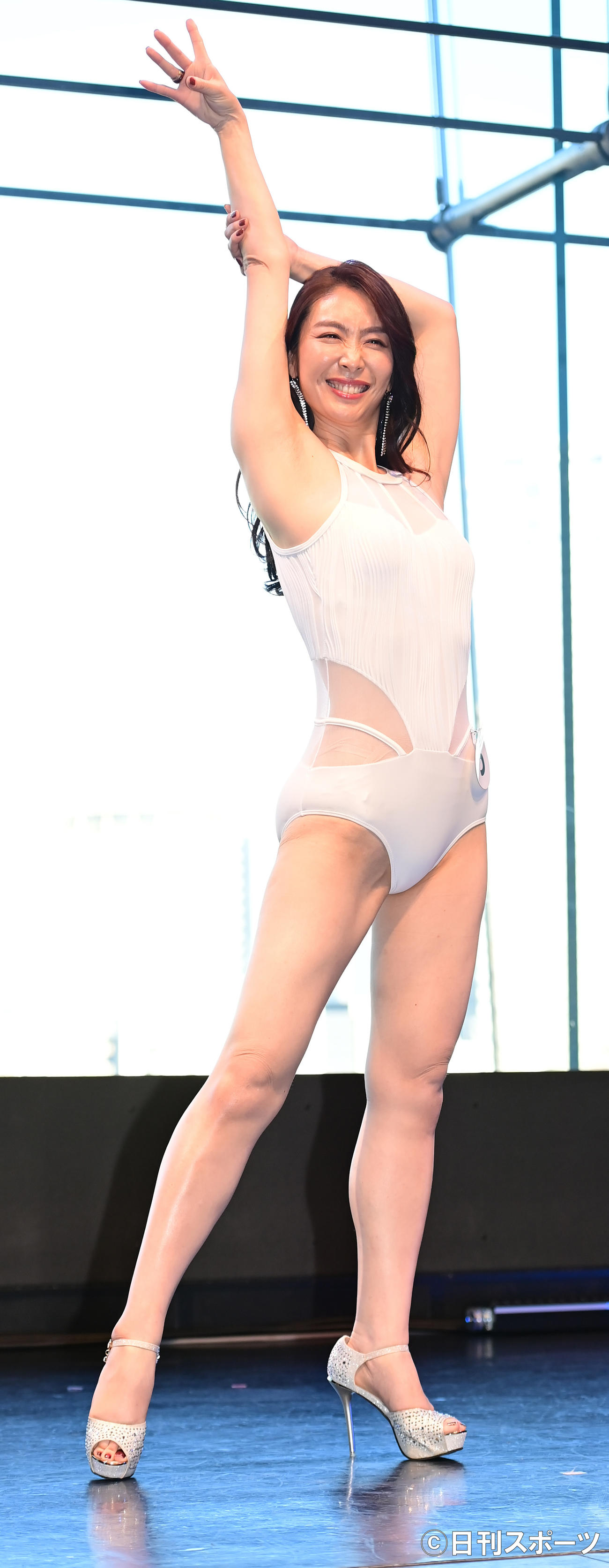 「第12回国民的美魔女コンテスト」最終選考会の水着審査に臨む白金ナミさん（撮影・小沢裕）
