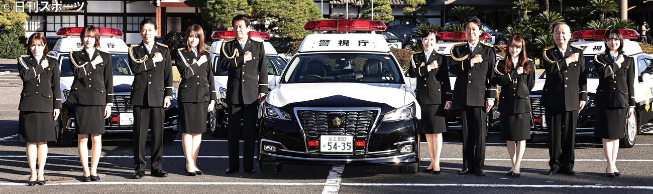 記念撮影する「ストップ・オレオレ詐欺47～家族の絆作戦～」プロジェクトチーム。左からSKE48斉藤真木子、NMB48小嶋花梨、EXILE松本利夫、乃木坂46山崎怜奈、杉良太郎、伍代夏子、城島茂、AKB48向井地美音、吉原朝馬、STU48石田千穂（撮影・中島郁夫）