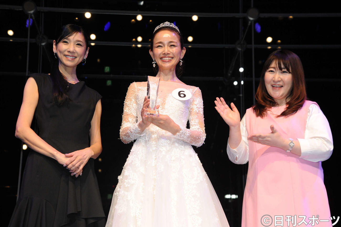 第12回国民的美魔女コンテストの特別審査員を務めた黒木瞳（左）とグランプリの谷口のぶえさん。右は雑誌「美ST」の桐野安子編集長（撮影・松尾幸之介）
