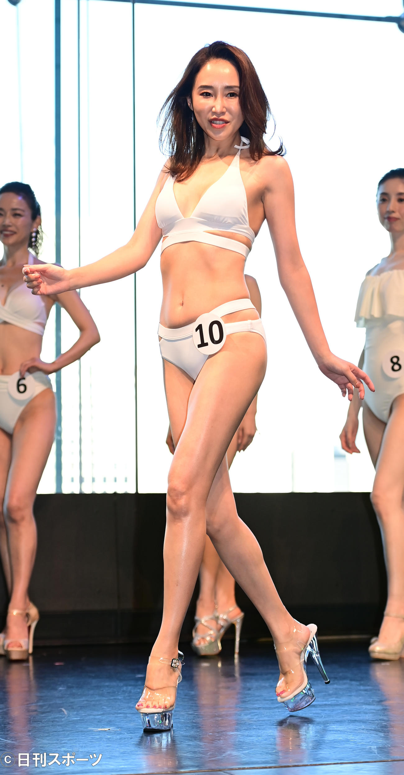 「第12回国民的美魔女コンテスト」最終選考会の水着審査に臨む深沢朱音さん（撮影・小沢裕）
