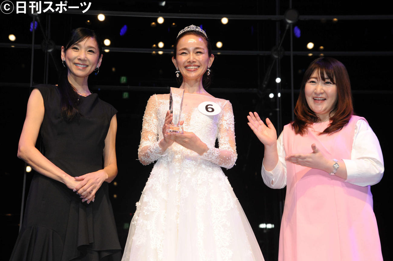 第12回国民的美魔女コンテストの特別審査員を務めた黒木瞳（左）とグランプリの谷口のぶえさん。右は雑誌「美ST」の桐野安子編集長（撮影・松尾幸之介）