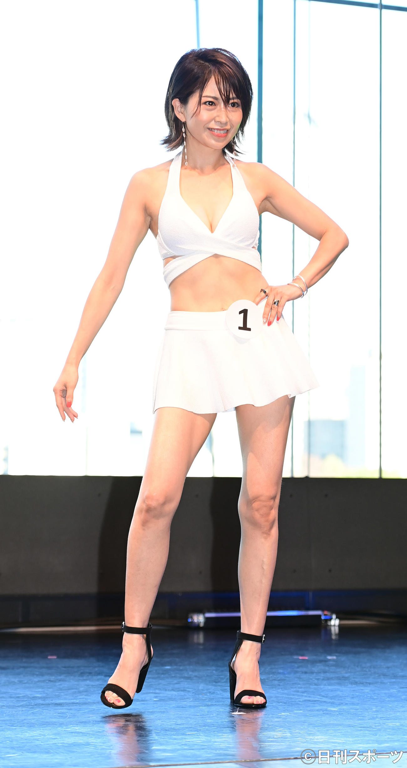 「第12回国民的美魔女コンテスト」最終選考会の水着審査に臨む有馬美由起さん（撮影・小沢裕）