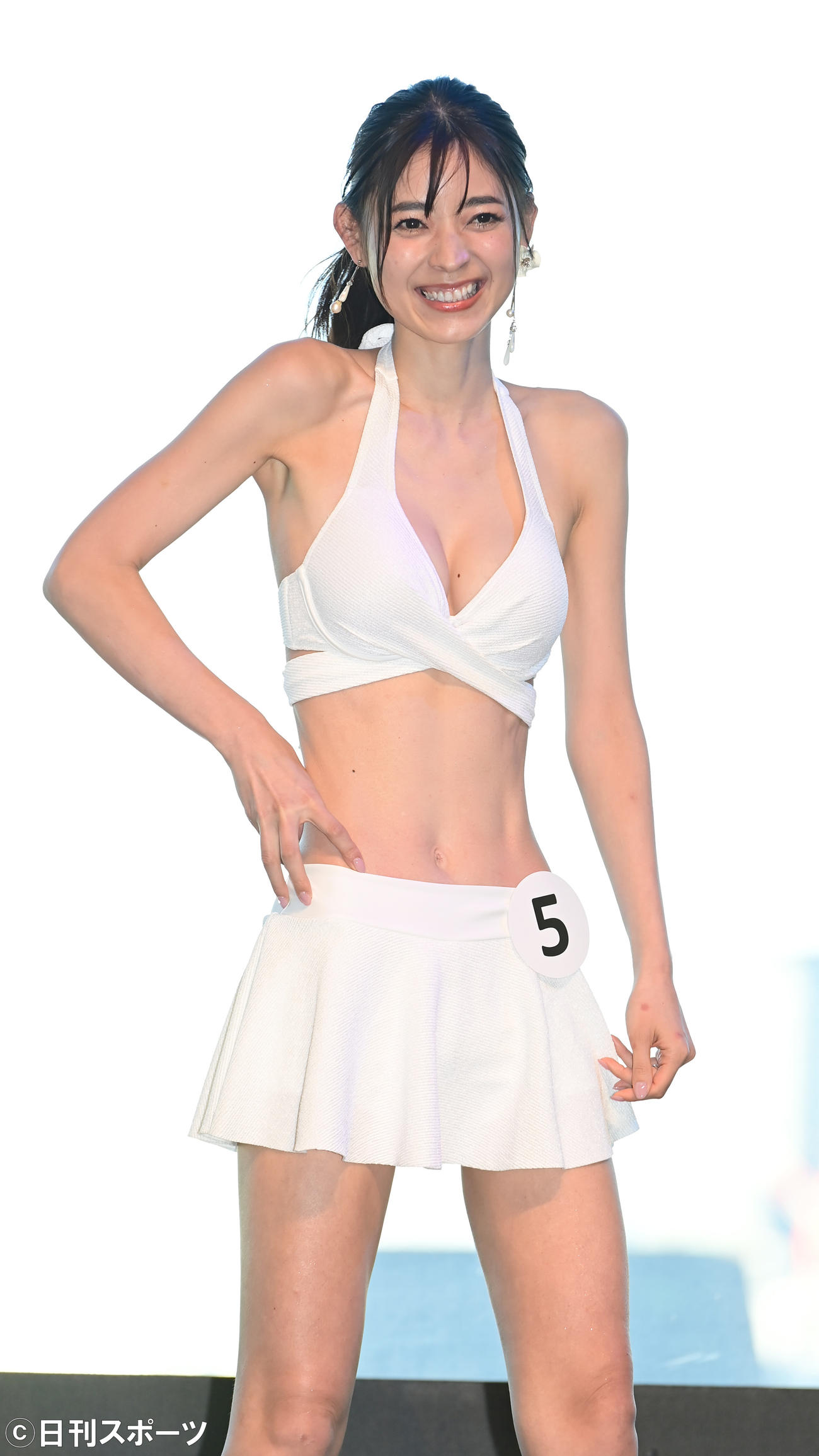 「第12回国民的美魔女コンテスト」最終選考会の水着審査に臨む高見澤れいかさん（撮影・小沢裕）