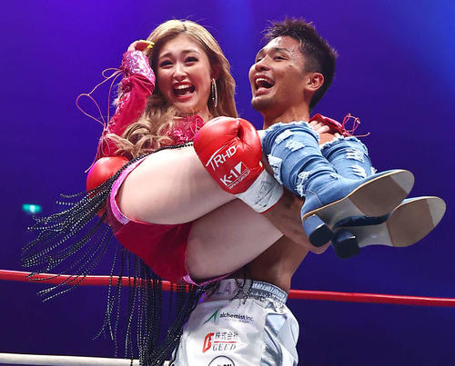 K－1でラウンドガールを務め、勝利した大沢文也から抱き上げられて笑顔を見せる、ゆうちゃみ（撮影・上山淳一）